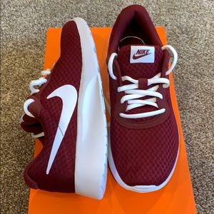 NIKE WOMENS TANJUN SNEAKERS SIZE 8 TM RED/WHT NIB